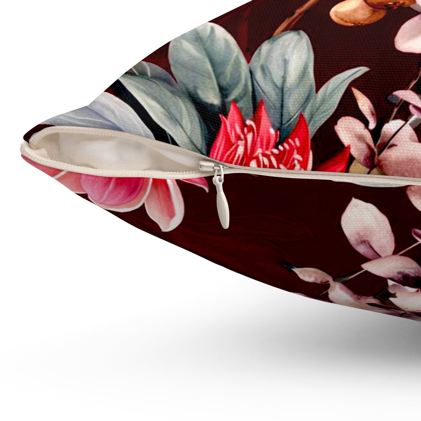 Dunkelrotes Dekokissen mit floralem Magnolien-Design