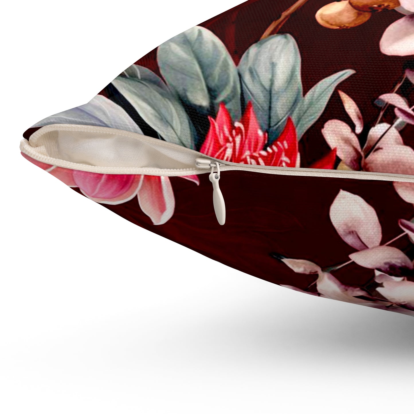 Dunkelrotes Dekokissen mit floralem Magnolien-Design